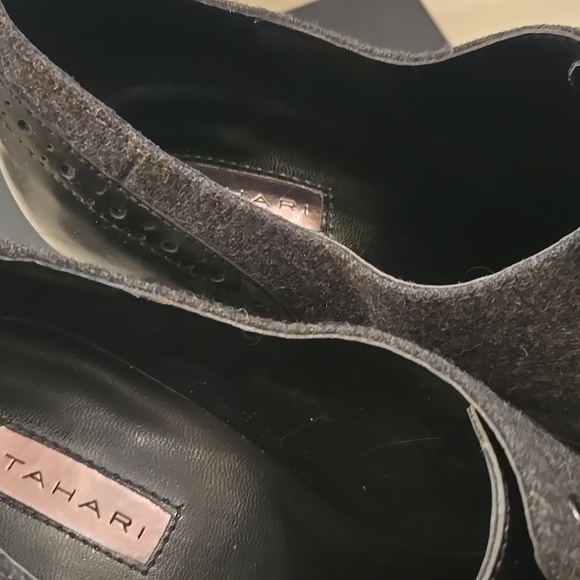 Tahari Black and Grey sz 9 heels. They are style TA-LORI - Picture 6 of 7